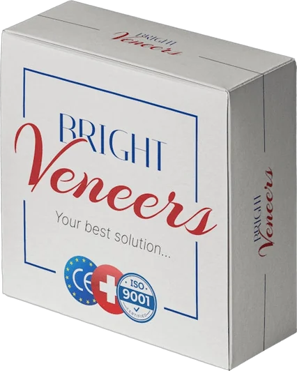 Bright Veneers – białe kwadratowe pudełko kosmetycznych nakładek nazębnych z czerwonym napisem i znakami CE oraz ISO 9001
