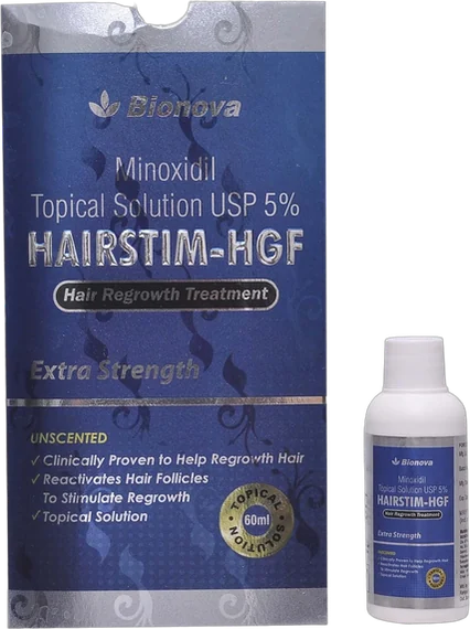 Hairstim – granatowo-biała buteleczka 30 ml z atomizerem, z polską etykietą „Preparat poprawiający jakość włosa”, w dłoni