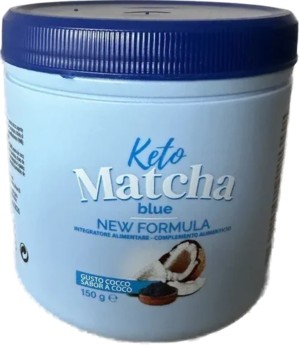 Keto Matcha Blue – jasnoniebieskie opakowanie suplementu diety w proszku o smaku kokosowym, 150 g, trzymane w dłoni