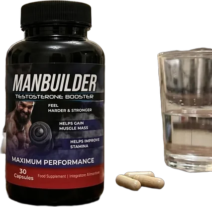 ManBuilder – czarna butelka suplementu diety w kapsułkach, obok trzy kapsułki i szklanka wody