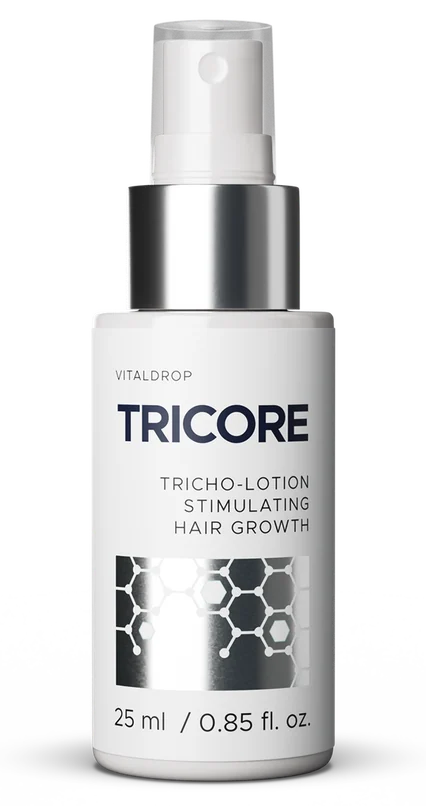 Tricore – biała butelka z atomizerem i srebrnym kołnierzem, na etykiecie napisy VITALDROP i TRICHO-LOTION oraz pojemność
